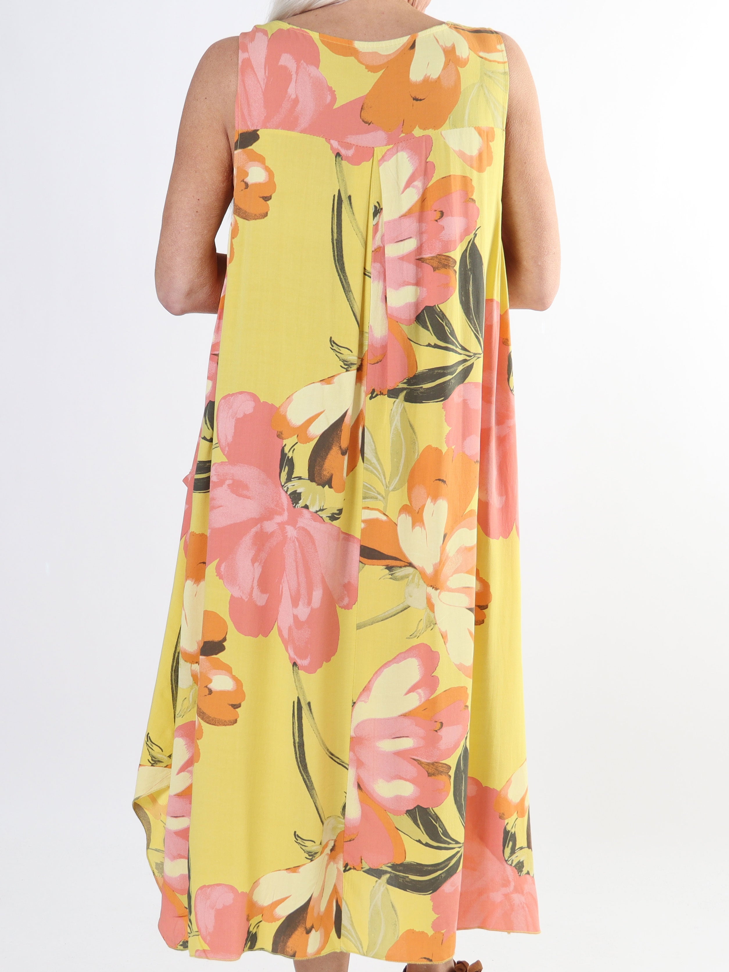 Kirsi - Sød plus size blomstret sommerkjole i viskose med lommer